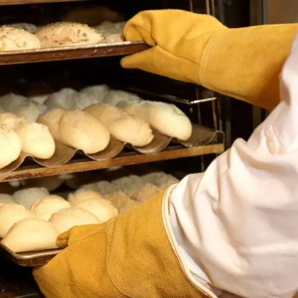 boulanger qui sort baguettes du four