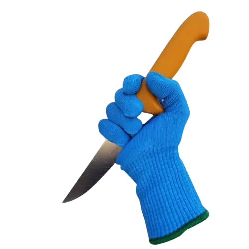 main qui tient un gros couteau