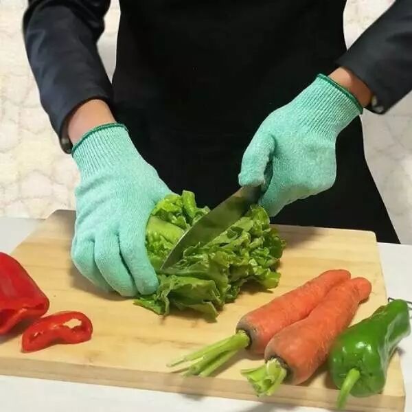 mains qui coupent des lgumes