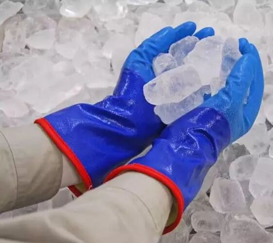 mains qui tiennent des gla�ons avec gants 