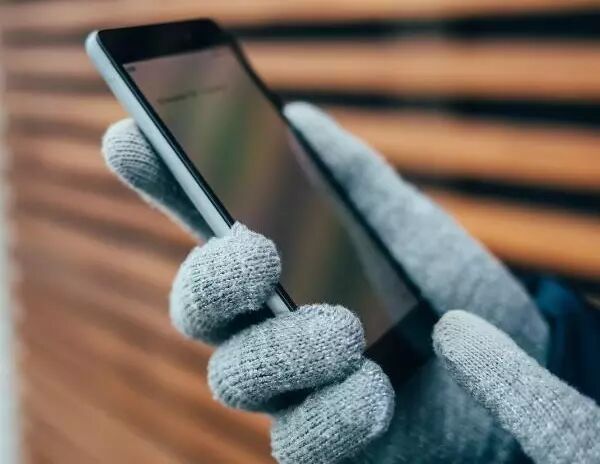 main qui tient un t�l�phone