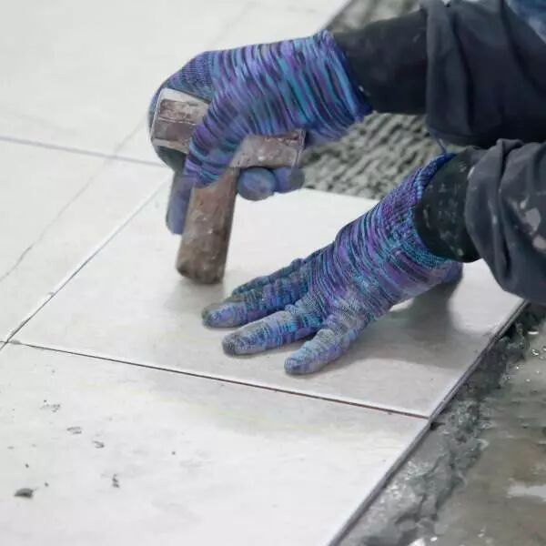 Carreleur qui porte des gants de travail