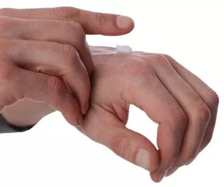 doigt �talant de la cr�me de protection sur main
