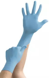 main enfilant des gants nitrile jetables