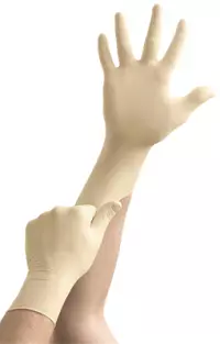 main enfilant un gant en latex jetable blanc