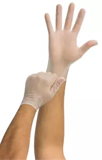 main enfilant des gants vinyle jetables