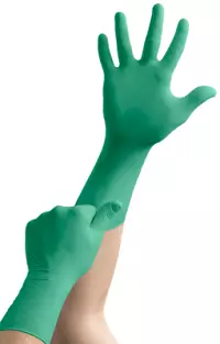 main enfilant des gants noprne jetables verts