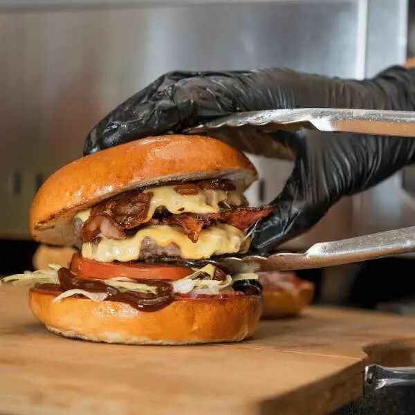 Manipulation d'un burger chaud avec gant spcialis