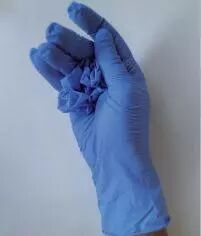 Photo d'un gant jetable avec un gant chiffon