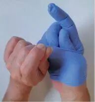 main tirant sur gant jetable