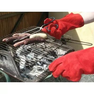 photo mains avec gants pour barbecue