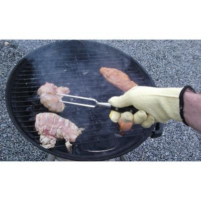 photo gant qui manipule du barbecue
