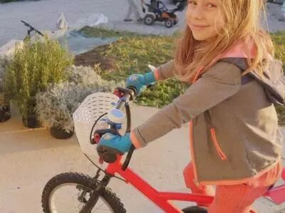 Photo petite fille qui fait du vélo