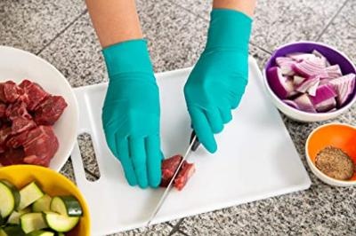 photo de mains qui coupent des aliments