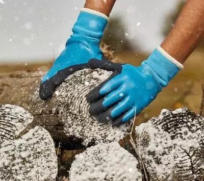 mains qui manipulent des rondins dans la neige