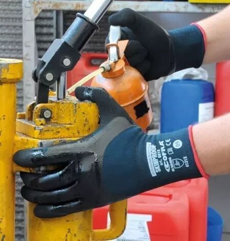 Photo d'un ouvrier avec des gants de travail