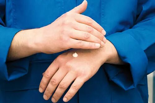 Photo des mains de m�canicien en train de travailler