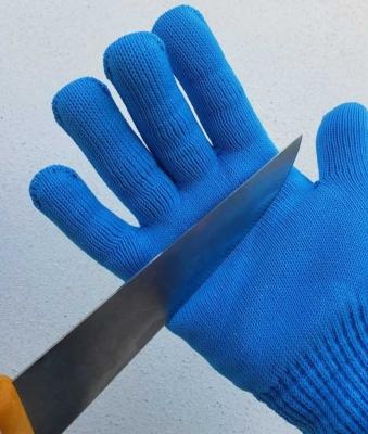 photo de couteau sur une main protégée par un gant
