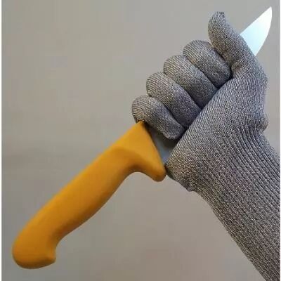 main avec gant anti coupure qui tient un couteau