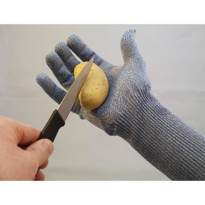photo main avec gant qui coupe une pomme de terre