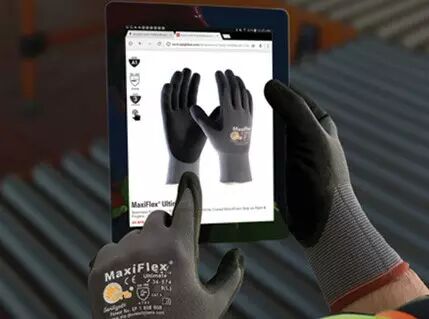 Photo d'un ouvrier portant une paire de gants de s�curit� tactiles