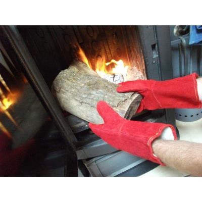 mains qui sortent une pierre chaude du poële avec gant chaleur