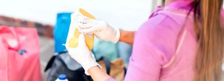 Photo d'une personne portant des gants jetables