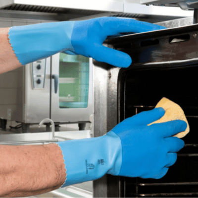 Nettoyage four avec gants latex bleu étanches