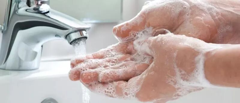 Photo d'une personne se lavant les mains